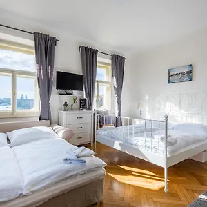 Kafka With Bridge View Apartment Prag